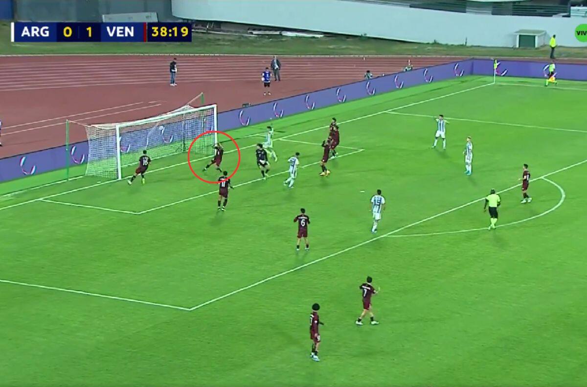 VIDEO | Autogolazo: Defensa de Venezuela se mandó un chascarro de aquellos en el Preolímpico
