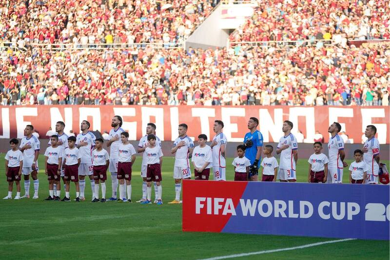 en la primera rueda de las Eliminatorias, con miles de fanáticos de la Vinotinto en las tribunas del estadio, una escena que podría repetirse esta noche, pero en Santiago. Foto: Agencia Aton.