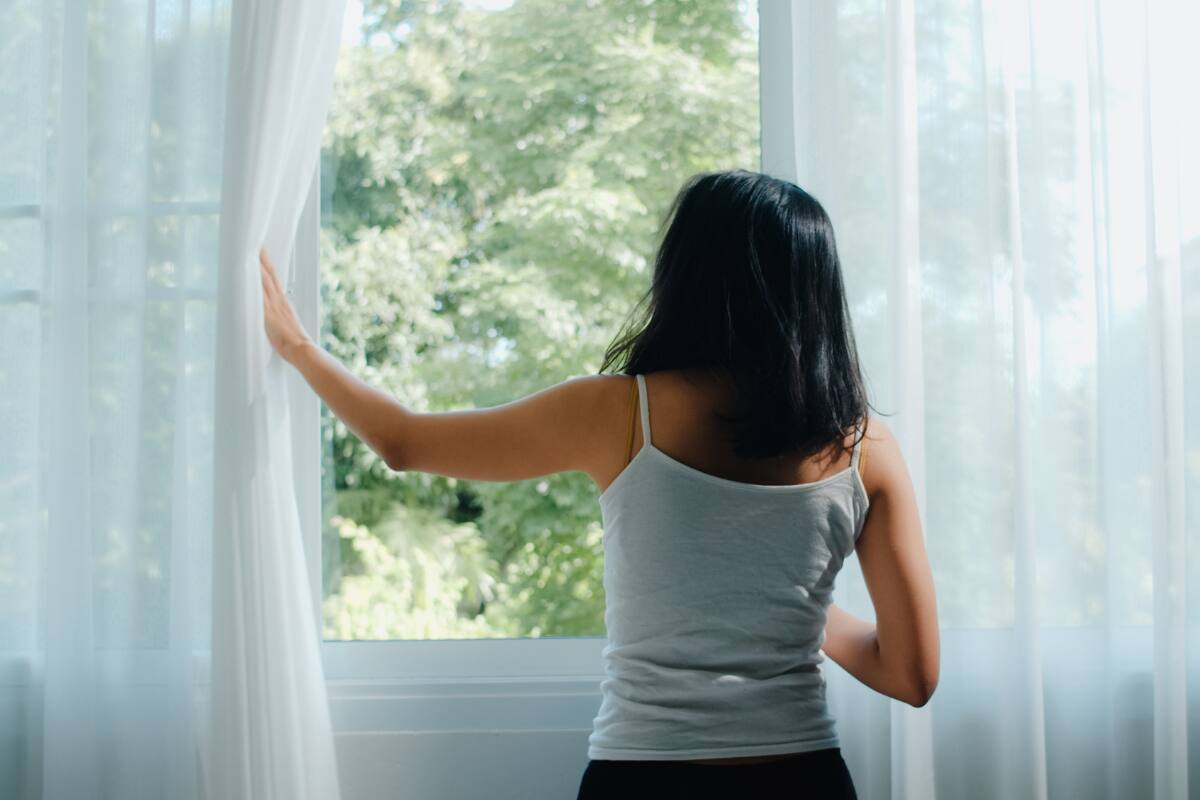 Durante esta época del año, abrir puertas y ventanas es fundamental para renovar el aire dentro del hogar y refrescarlo, pero se debe hacer en la hora correcta para que no tenga un efecto contraproducente. Créditos: Freepik.