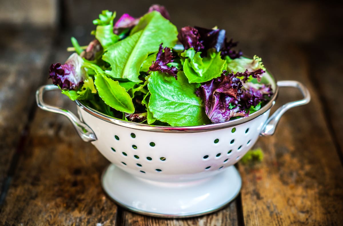 Este es el truco definitivo para eliminar todas las sustancias tóxicas y bacterias de las verduras de hojas verdes