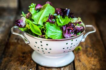Este es el truco definitivo para eliminar todas las sustancias tóxicas y bacterias de las verduras de hojas verdes