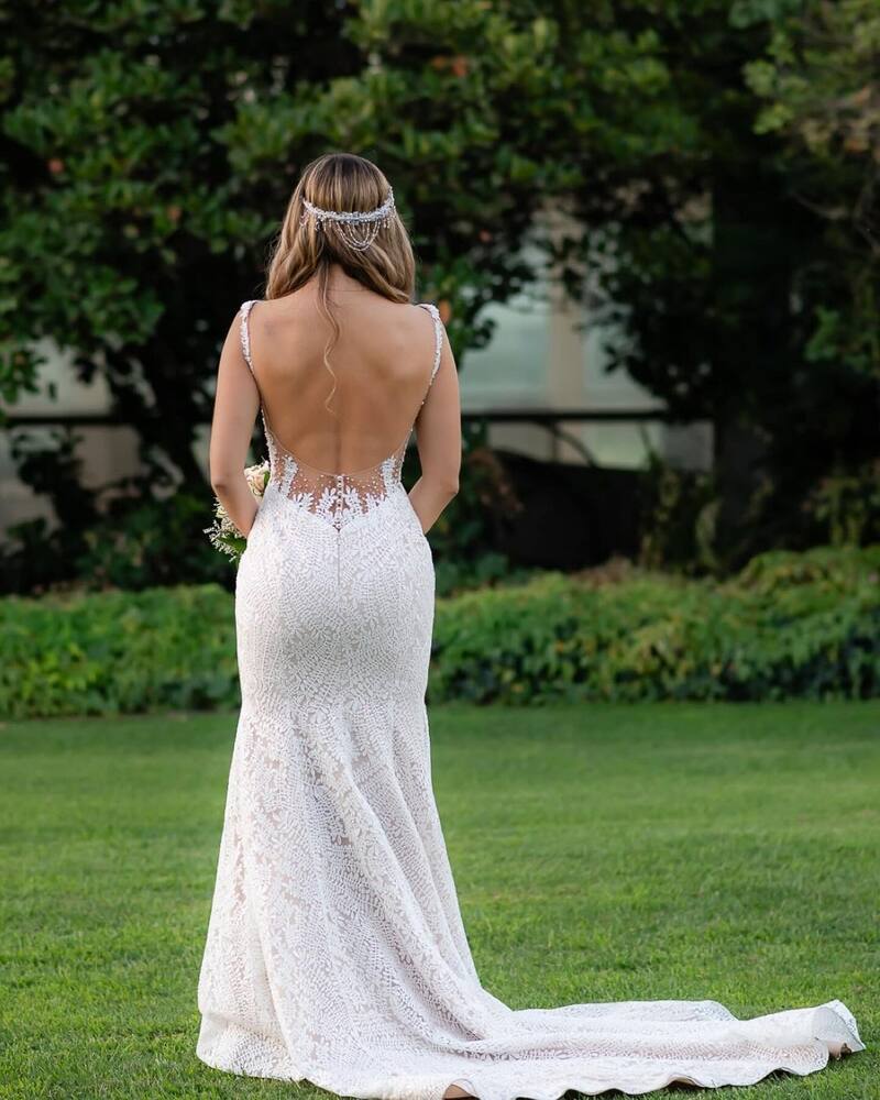 Verónica Bianchi muestra su vestido de novia.