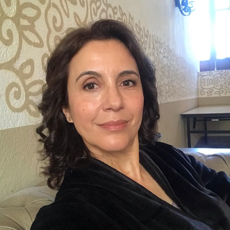 Es la madre de Alexis en la serie de Netflix