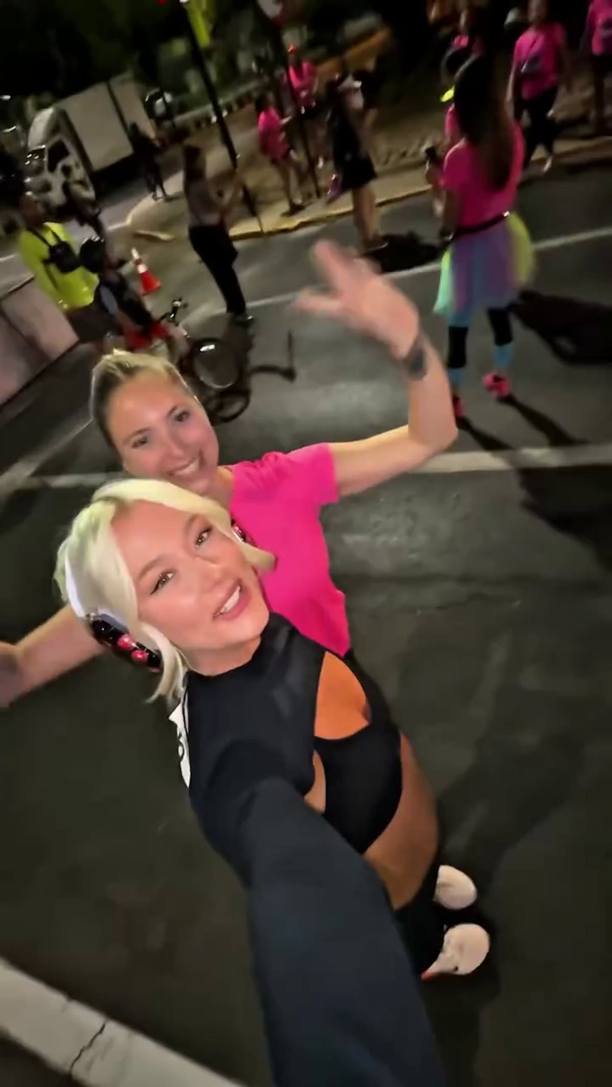La cantante participó en una corrida de noche solo para mujeres. Créditos: @vestalugg.