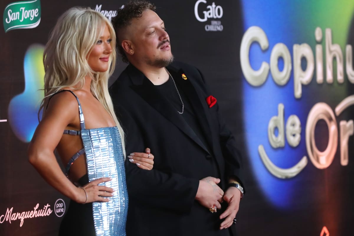 La artista estuvo acompañada por Tomás Leiva del podcast Tomás Va A Morir en la alfombra roja de los Copihue de Oro.