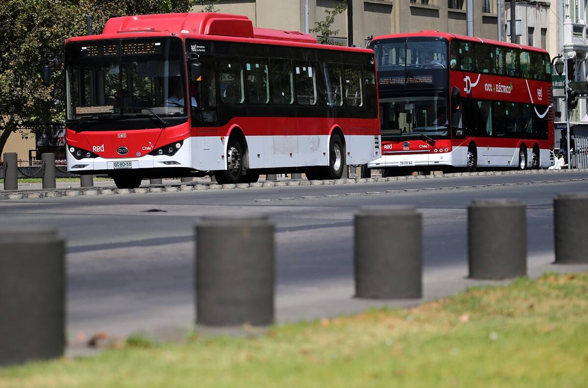 Más de 800 mil personas invaden la vía exclusiva en Santiago: Este es el monto a pagar si eres sorprendido