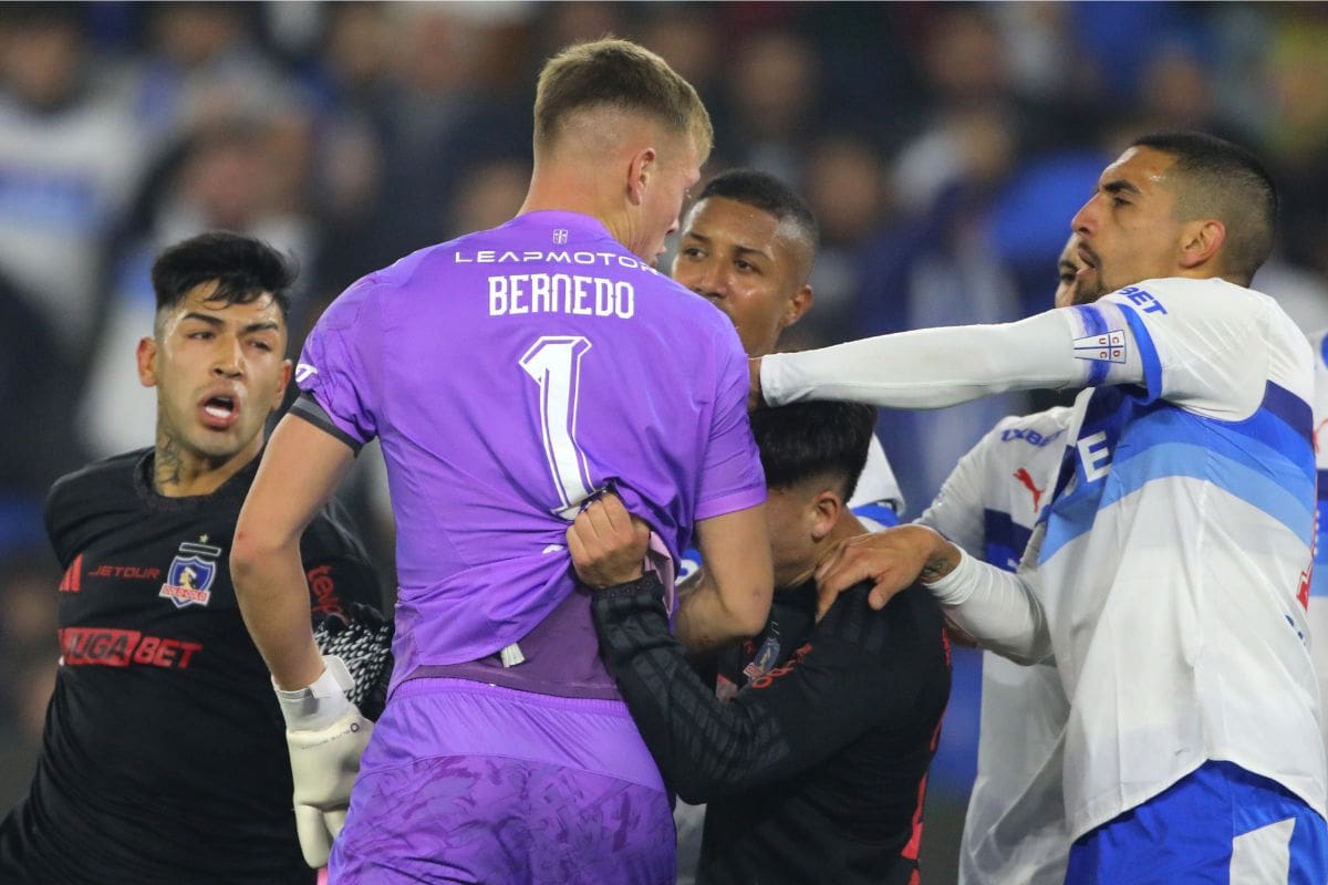 El arquero de la UC tuvo problemas para controlar el temperamento en el partido ante Colo-Colo. Foto: Agencia Aton.