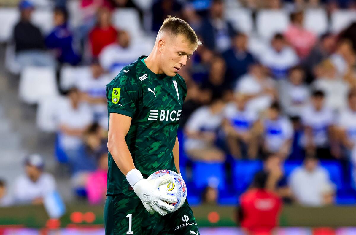 Entre la inseguridad de Vicente Bernedo y un Darío Melo que no presiona: las dudas en el arco de la UC