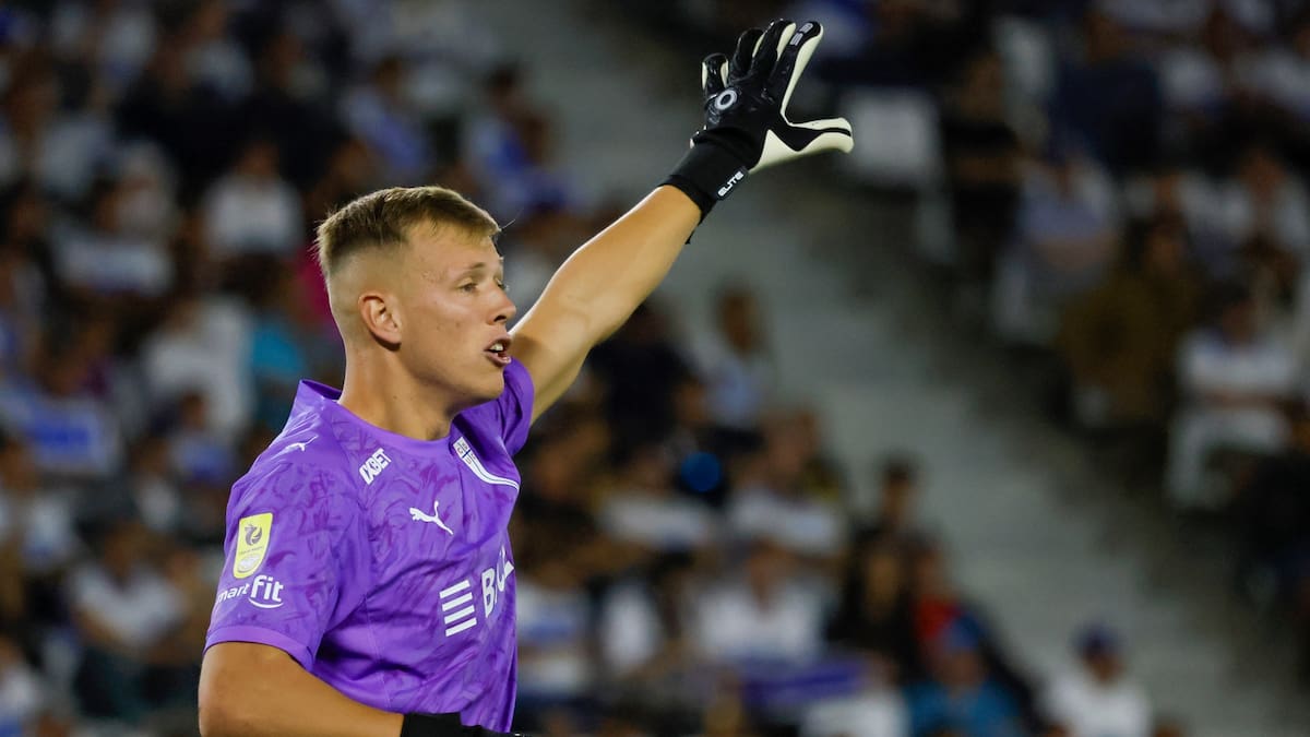 “No es adecuado”: defienden a Vicente Bernedo tras pifias de hinchas de la UC en el Claro Arena