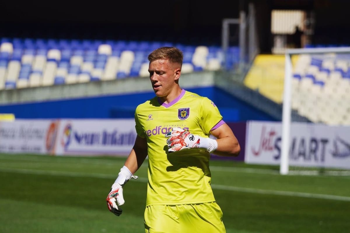 El portero de 22 años se mantendrá en Universidad Católica. Foto: Instagram Vicente Bernedo.