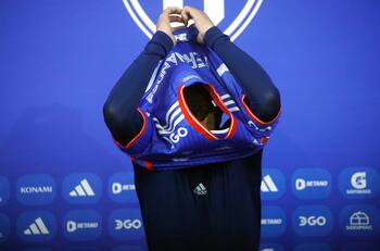 ¿Ya los olvidó?: Se fue de la U por la puerta de atrás y festejó Navidad con los colores de la UC