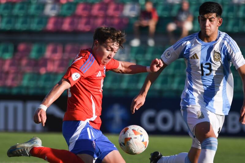 jugando por la Selección Chilena ante Argentina en el Sudamericano Sub-15. Foto: Comunicaciones FFCH.