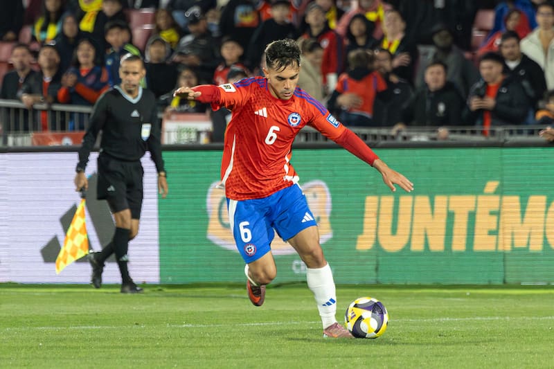 El presidente de Vélez Sarsfield reconoció interés por fichar al mediocampista de Colo Colo. Foto: Felipe Escobedo