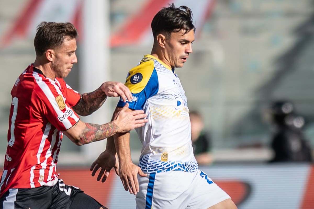 El duro mazazo que sufrió el volante con Rosario Central en Argentina. Foto: @rosariocentral