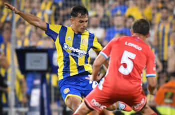 Vicente Pizarro inicia con derrota su aventura en Argentina y deja opiniones divididas tras su debut