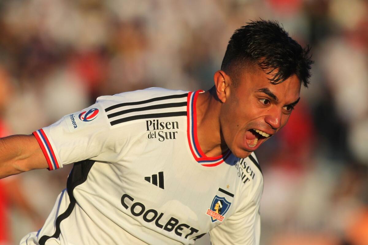 celebrando el gol que anotó con Colo Colo ante Magallanes en Rancagua.