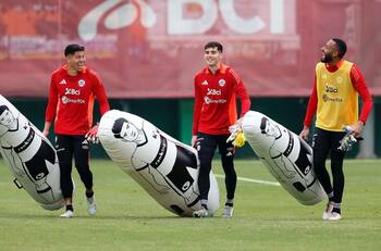 Ex entrenador no puede creer la partida del chileno Vicente Reyes: “Es una decepción”