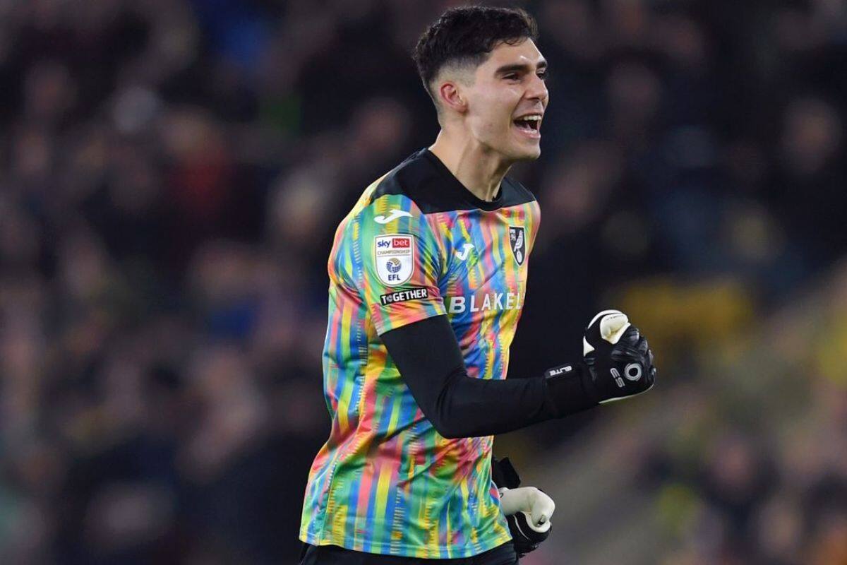 El arquero chileno en su debut con el Norwich City. Foto: @_vicentereyes.