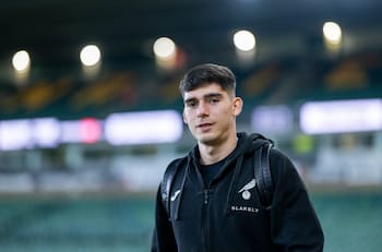 No convenció: duro golpe para un futbolista chileno en Inglaterra