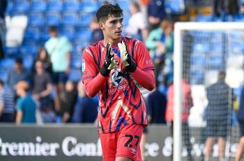 Vicente Reyes es de los pocos que se salva del desastre de su equipo en Inglaterra y suma bonos con Gareca