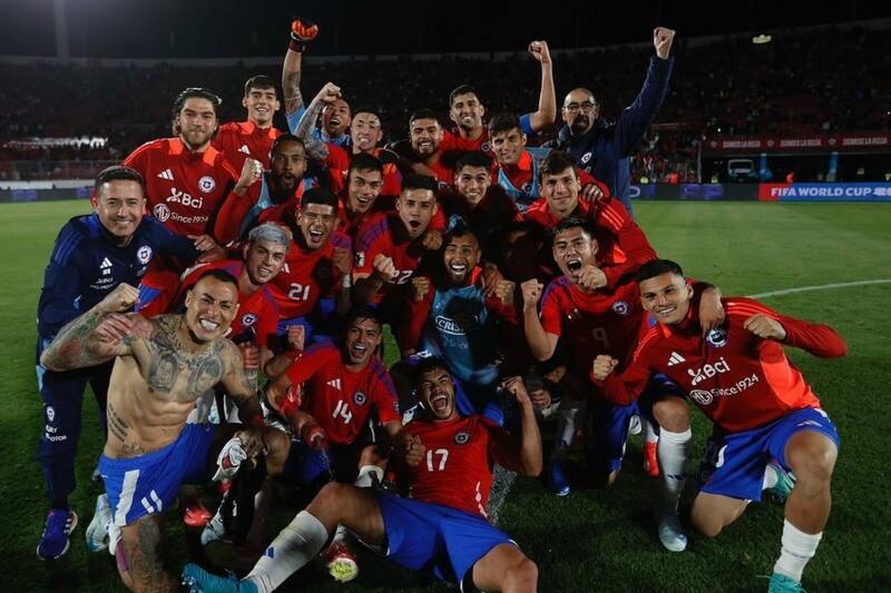 junto a la Selección Chilena. (Foto: @_vicentereyes)
