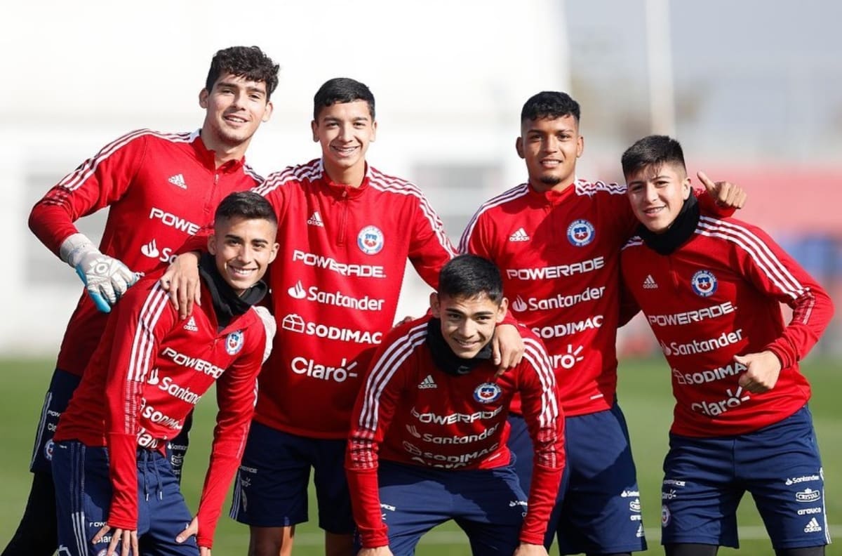 Estancado: el joven seleccionado chileno que quiso Colo Colo y ahora no juega un partido hace 4 meses