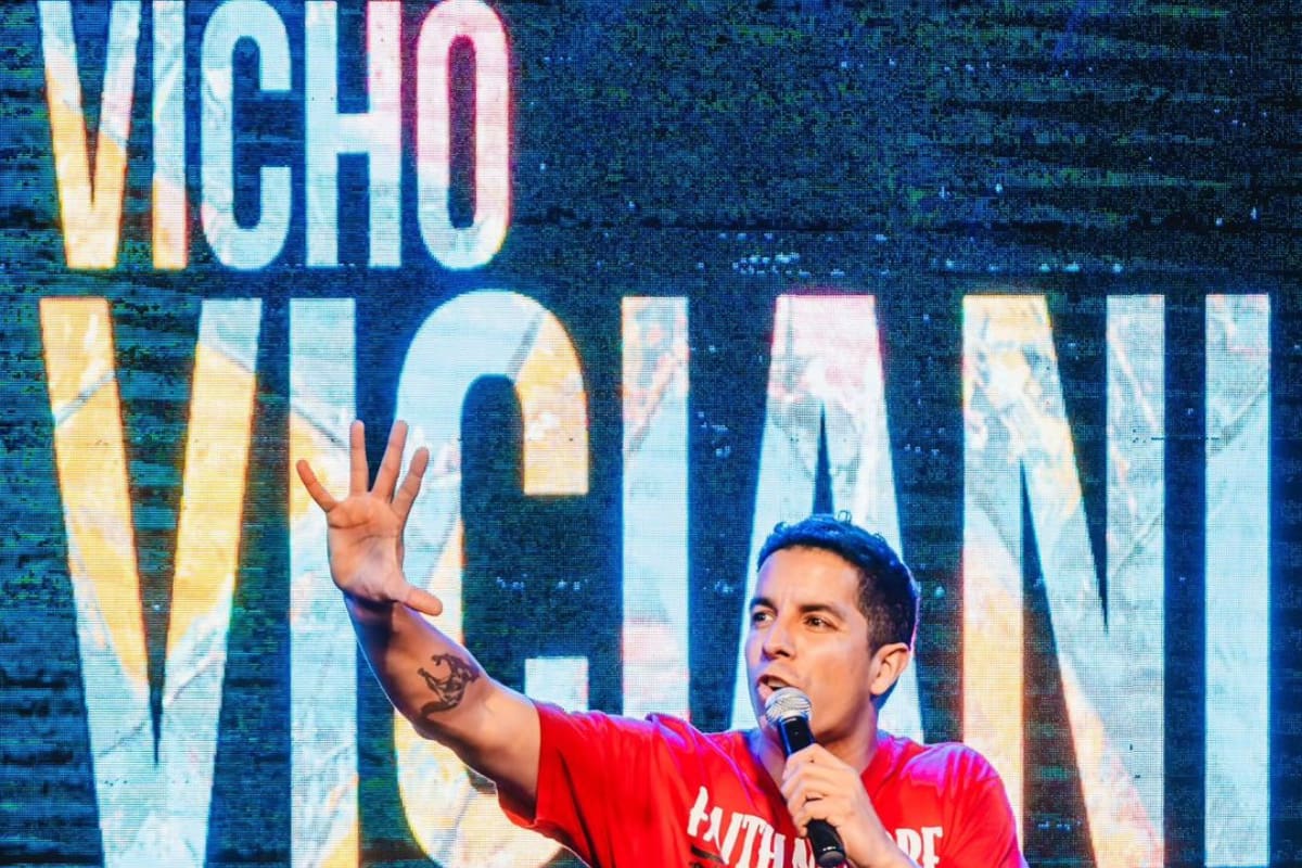 Es un destacado comediante nacional.