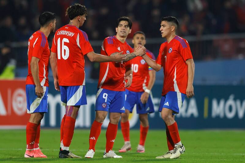 Víctor Dávila y Marcelino Núñez jugando por la Selección Chilena