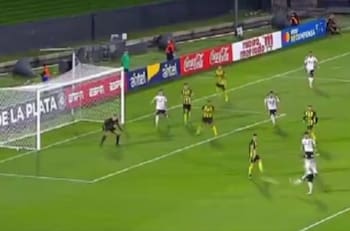 VIDEO | Asistencia de Romero: el gol de Víctor Felipe Méndez que abrió el marcador para Colo Colo ante Peñarol