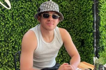 Goleador y fachero: ¿Cuánto cuesta el sombrero con el que suele posar Víctor Felipe Méndez en sus fotografías?