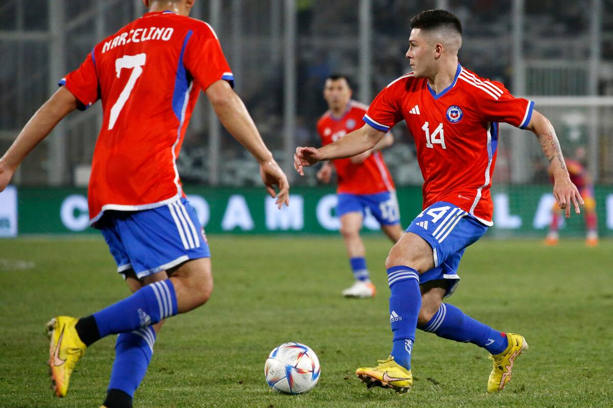 Víctor Felipe Méndez jugando por la Selección Chilena. Foto: Agencia Aton.
