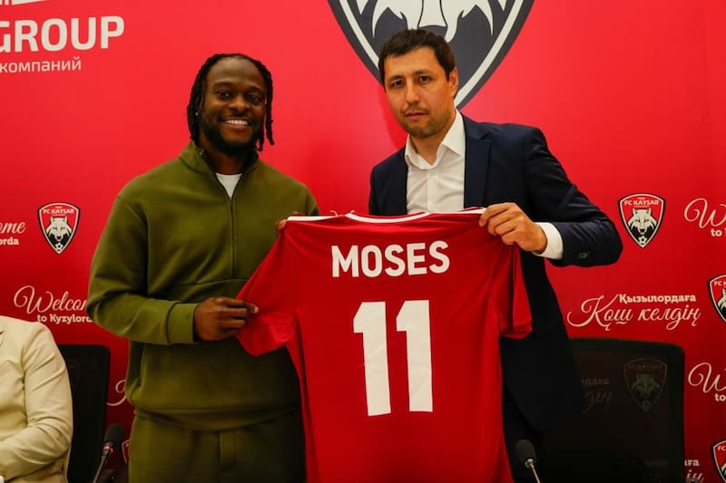 El nigeriano será compañero de Thomas Jones.