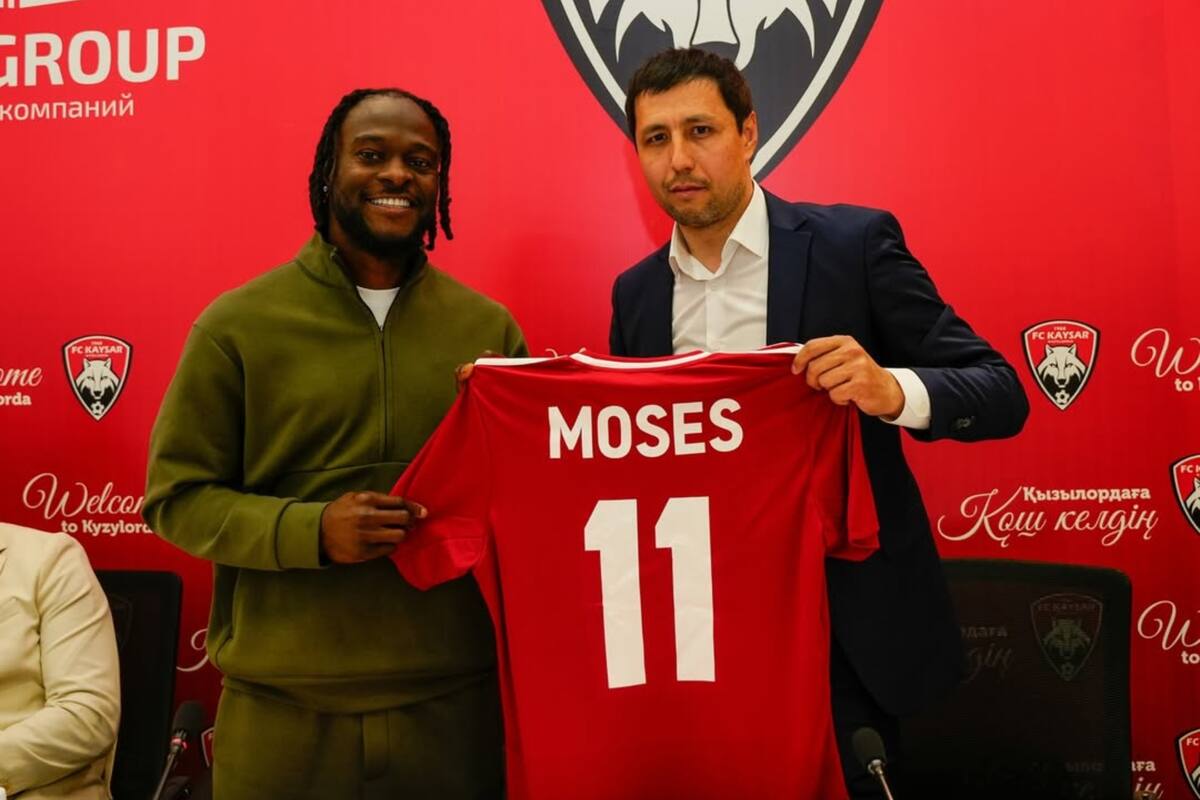 El nigeriano será compañero de Thomas Jones.