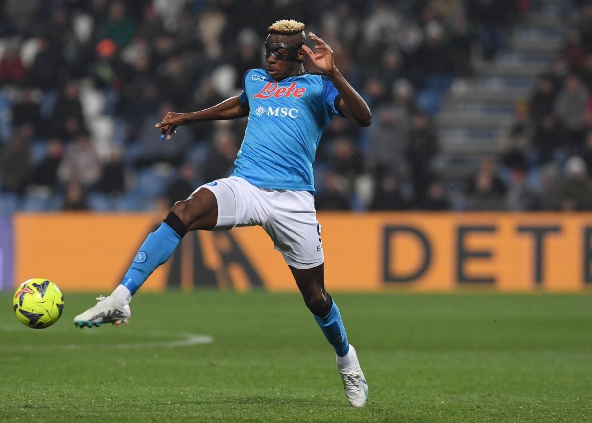 Víctor Osimhen cerca de Paris Saint Germain.