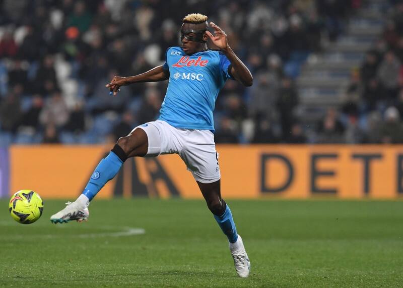 Víctor Osimhen cerca de Paris Saint Germain.