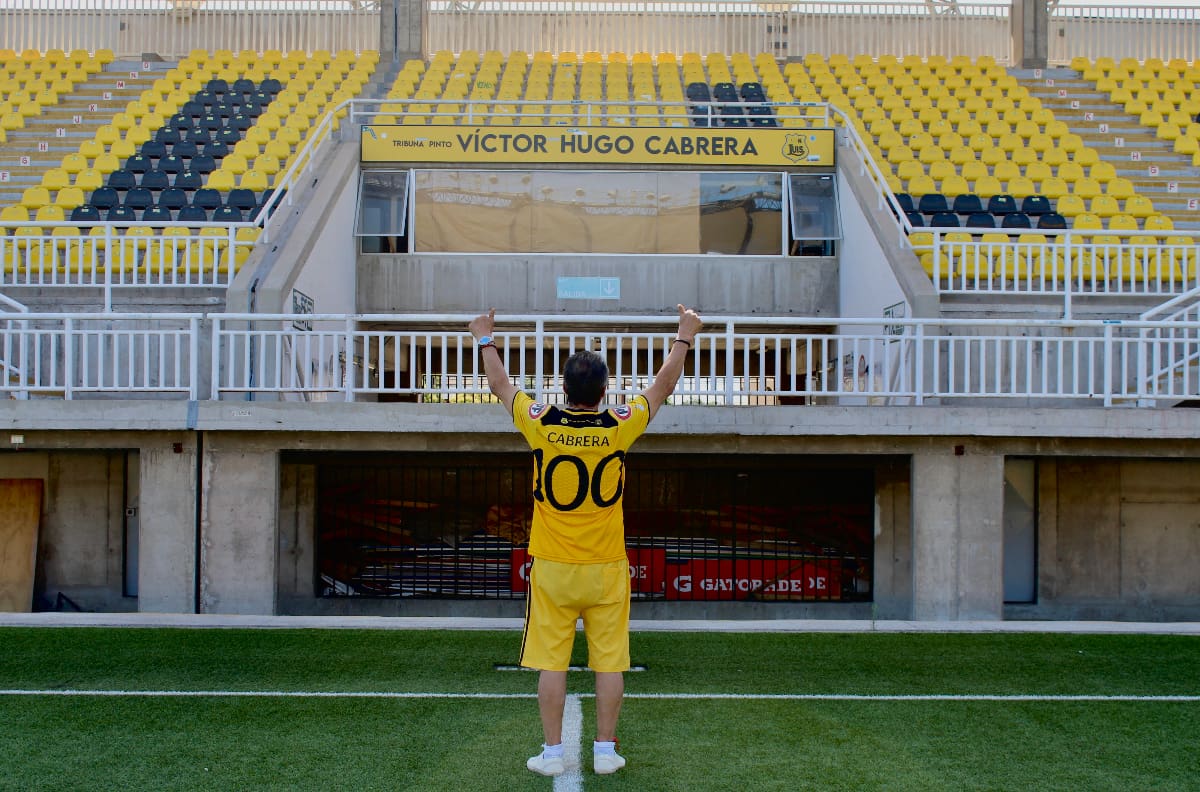 Las historias del mítico goleador que llenó de piruetas las canchas chilenas