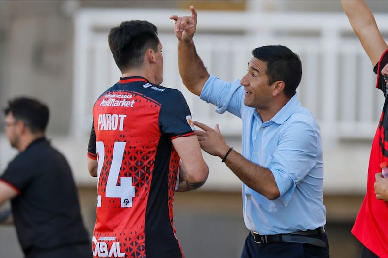 El DT de Deportes Limache, junto al defensor Alfonso Parot. Foto: Agencia Aton.