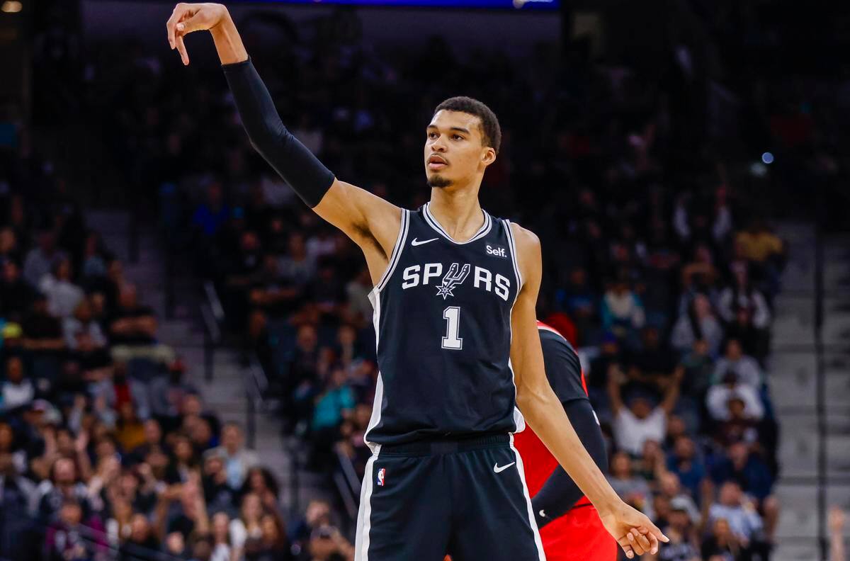 VIDEO | Victor Wembanyama firmó con Nike y presentaron su logo durante el eclipse solar