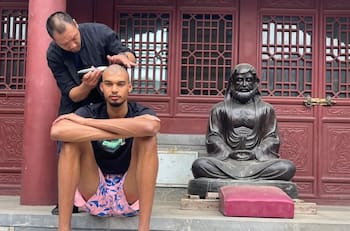 A lo monje Shaolin: la inédita transformación de estrella de la NBA