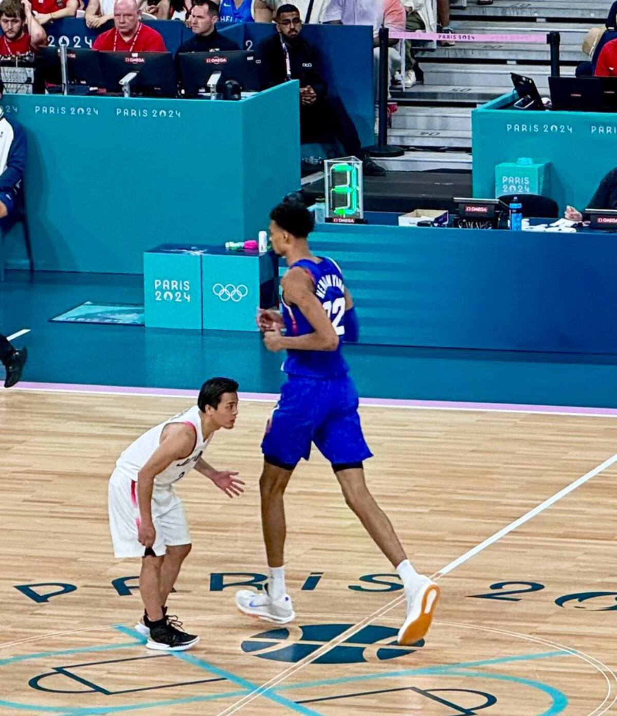 El francés evidenció una notable diferencia de estatura contra el japonés. Créditos: @pasionbasketNBA.