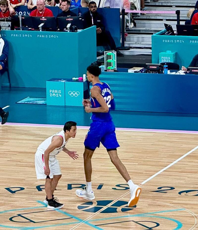 El francés evidenció una notable diferencia de estatura contra el japonés. Créditos: @pasionbasketNBA.