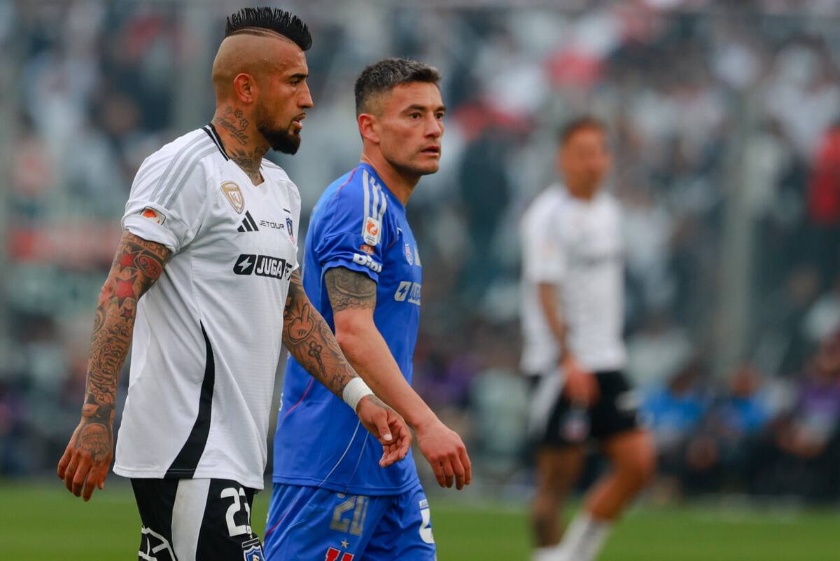 Se juega el Superclásico del fútbol chileno.