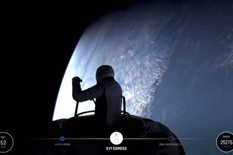 Primera caminata espacial comercial.