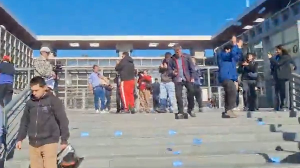 Hinchas de la U se manifestaron contra Sartor tras audiencia: Clark y compañía debieron salir por una vía alternativa