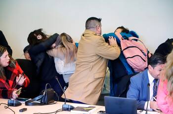 VIDEO | Exigían la salida de concejal: vecinos irrumpieron en sesión de Consejo Municipal en Lo Espejo