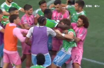Escándalo en la Leagues Cup: Maxi Falcón “ahorcó” a un rival y recibió dos feroces combos