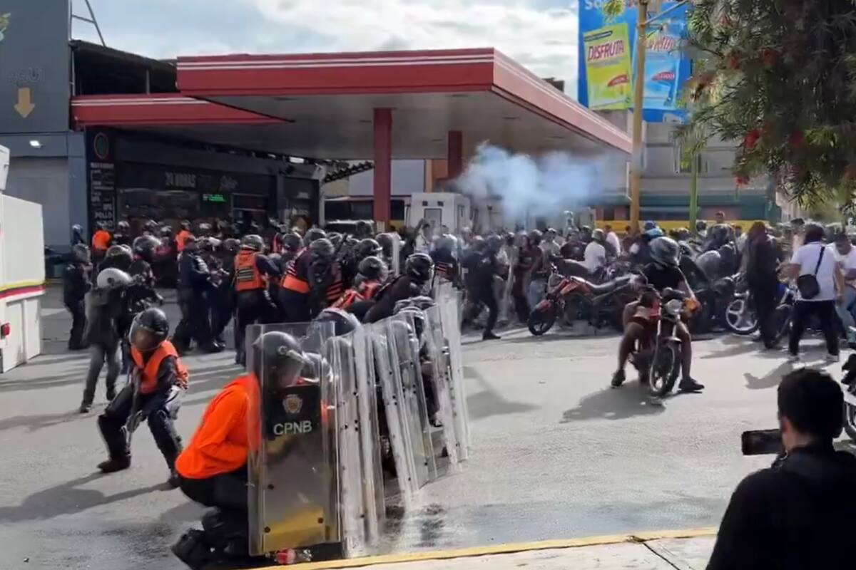 Reprimen a manifestantes con lacrimógenas y perdigones.