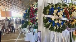 VIDEO | ¿Una señal? Corona de flores se mueve por si sola durante un velorio