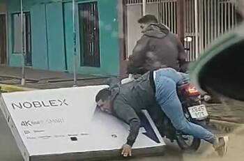 VIDEO | Compró un televisor de 65 pulgadas, se lo llevó en una moto y este fue el trágico final