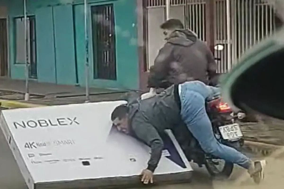 El hombre no pudo evitar el triste desenlace. Créditos: Captura @0223com